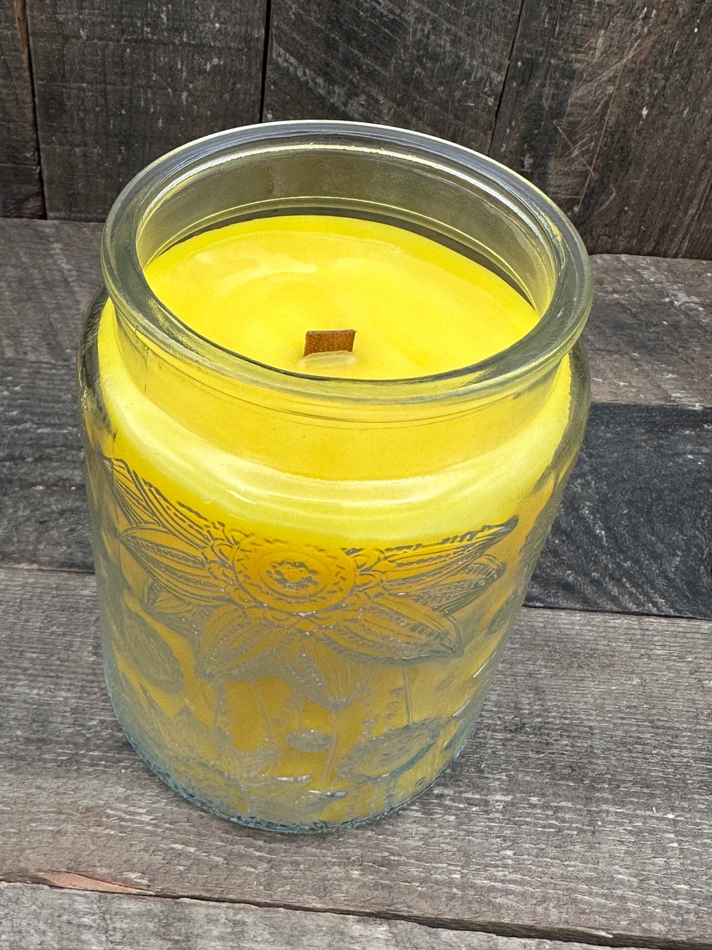 Clear raised Flower 25 Ounce Wood Wick Candle with Bamboo Lid