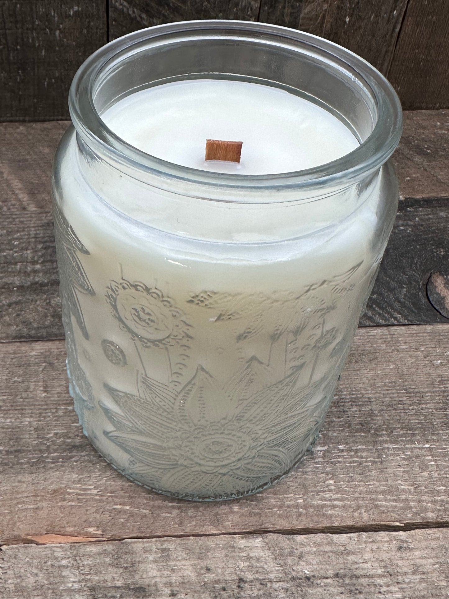 Clear raised Flower 25 Ounce Wood Wick Candle with Bamboo Lid